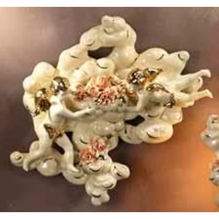 Felhő formázatú kerámia dísztárgy angyalokkal és virágokkal - krémszínű, arany