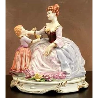 Kerámia anya gyermekével - festett porcelán