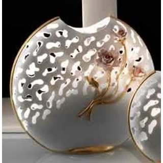 Közepes méretű kerámia lámpa rózsákkal - porcelánfehér, arany