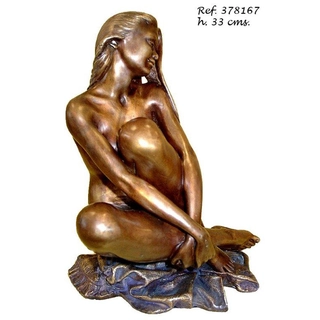 Akt, felhúzott térdekkel bronz szobor
