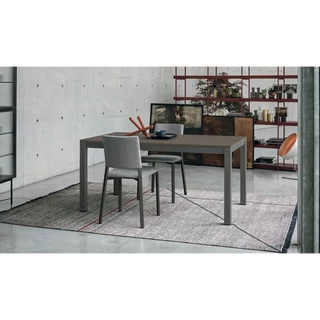 Space étkezőasztal (sötét mész strukturált matt asztallap, antracit váz, 160x90 cm-es bővíthető változat) és Sara szék