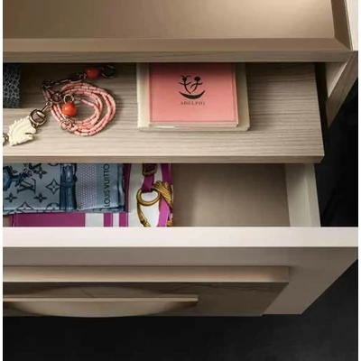 Részlet az éjjeliszekrényről