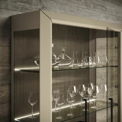 Bézs vitrines szekrény LED-világítással; 2 ajtós – CA Prestige Day