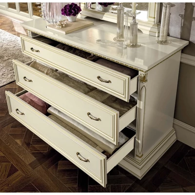 Részlet a komódról