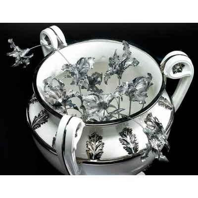 Large ceramic table with orchid with glass plate inside Ø 120 cm. Color: white, platinum