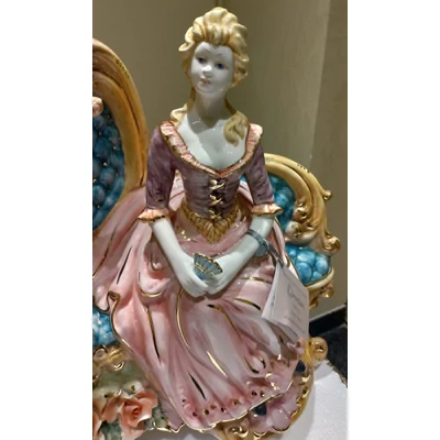 Ceramic sitting couple. Color: gold