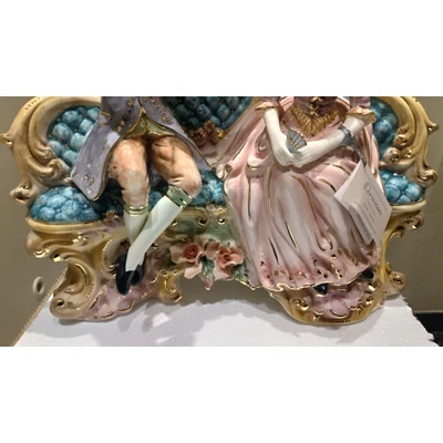 Ceramic sitting couple. Color: gold