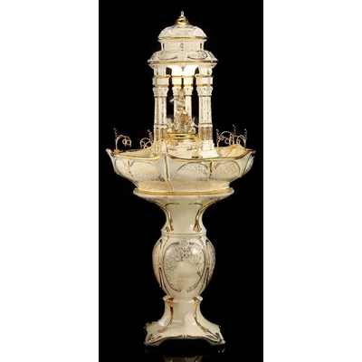 Kerámia szökőkút: játszadozó angyalkák hölggyel, talapzattal