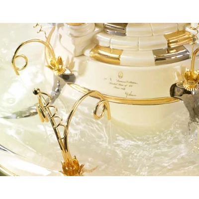 Ceramic fountain: playing angels with lady, with pedestal number 784.