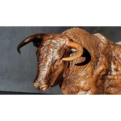Bika bronz szobor