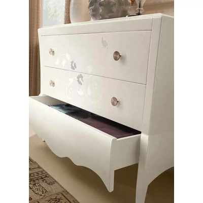 Romantic Chest of drawers