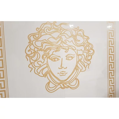 részlet a Versace mintás ajtóról