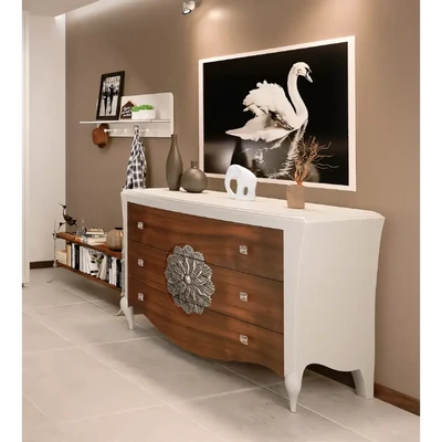 Komód 2 db éjjeliszekrénnyel, faragott díszítéssel – Morello 4359