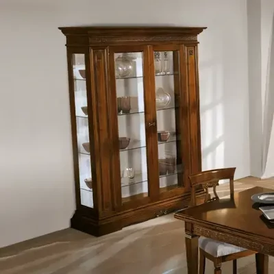 Vitrines szekrény, 2 ajtós, faragott díszítéssel, kárpitozott hátfallal – Morello 2140