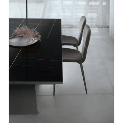 Baltik étkezőasztal (füstüveg asztallap; antracit váz; 260x120 cm-es fix változat) és Dora szék