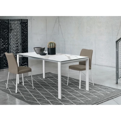 Evolution étkezőasztal (038 Calacatta Oro matt kerámia asztallap, gipszfehér váz, 160x90 cm-es bővíthető változat) és Chicco szék