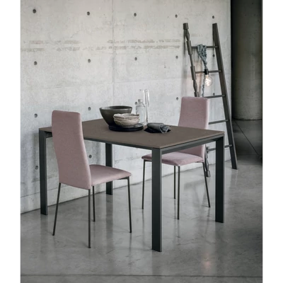 Evolution étkezőasztal (sötét mész strukturált matt asztallap; antracit váz; 140x90 cm-es bővíthető változat) és Gaia szék