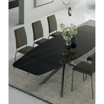 Glamour étkezőasztal (Cod. 15 nyomtatott üveg asztallap; antracit váz; 180x110 cm-es bővíthető változat) és Mimì szék (Sogno 603 szövet (B kategória); antracit váz)