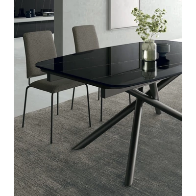 Glamour étkezőasztal (Cod. 15 nyomtatott üveg asztallap; antracit váz; 180x110 cm-es bővíthető változat) és Mimì szék (Sogno 603 szövet (B kategória); antracit váz)