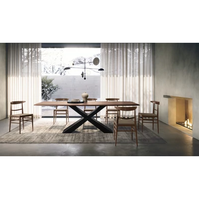 Gold étkezőasztal és Louis szék kukoricaháncs ülőfelülettel