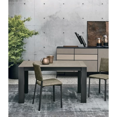 Movida étkezőasztal (kőcement strukturált matt asztallap; antracit váz; 140x85 cm-es bővíthető változat) és Sara szék (Vintage 102 ökobőr (B kategória); antracit váz)