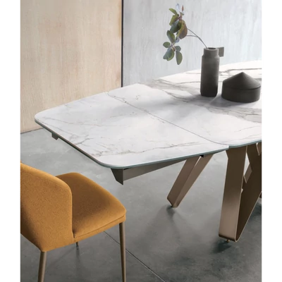 Roulette étkezőasztal (040 Calacatta Oro Venato fényes kerámia asztallap; bronz váz; 220x110 cm-es bővíthető változat) és Astoria szék