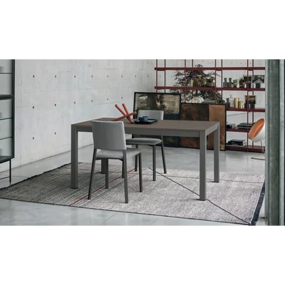 Space étkezőasztal (sötét mész strukturált matt asztallap, antracit váz, 160x90 cm-es bővíthető változat) és Sara szék