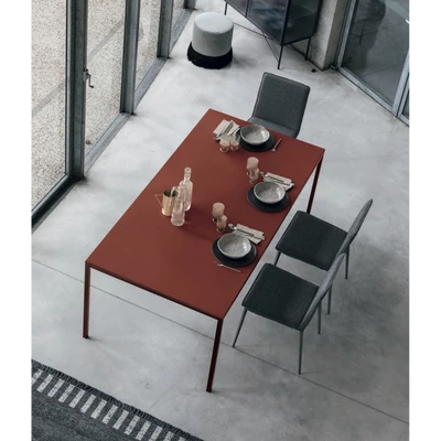 Strong étkezőasztal (bordó karcálló lakkozott asztallap; bordó váz; 180x100 cm-es fix változat) és Elena szék
