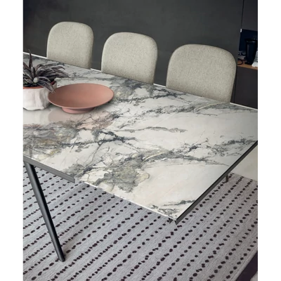 Tiffany étkezőasztal (Cod. 06 nyomtatott üveg asztallap; antracit váz; 180x100 cm-es bővíthető változat) és Abba szék