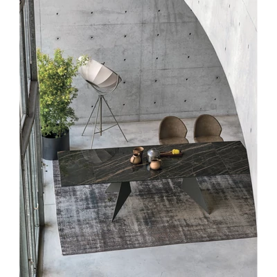 Vela étkezőasztal (041 Noir Desir fényes kerámia asztallap; antracit váz; 220x100 cm-es bővíthető változat) és Paris szék