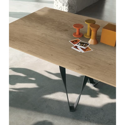 Wave étkezőasztal (natúr erezett tölgy strukturált matt asztallap; ferde szélű; antracit váz; 220x100 cm-es bővíthető változat)