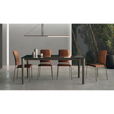 Yago étkezőasztal (041 Noir Desir fényes kerámia asztallap, bronz váz, 180x90 cm-es bővíthető változat) és Mimì szék