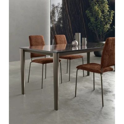 Yago étkezőasztal (041 Noir Desir fényes kerámia asztallap; bronz váz; 180x90 cm-es bővíthető változat) és Mimì szék