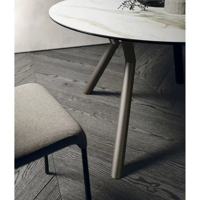 Oliver étkezőasztal (038 Calacatta Oro matt kerámia asztallap; mocsárszürke váz; 140 cm-es átmérőjű bővíthető változat)