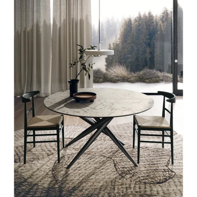 Tiffany Round étkezőasztal (074 Fusion White matt kerámia asztallap; füstfekete váz; 140 cm-es átmérőjű bővíthető változat) és Louis szék kukoricaháncs ülőfelülettel