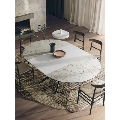 Tiffany Round étkezőasztal (074 Fusion White matt kerámia asztallap; füstfekete váz; 140 cm-es átmérőjű bővíthető változat) és Louis szék kukoricaháncs ülőfelülettel