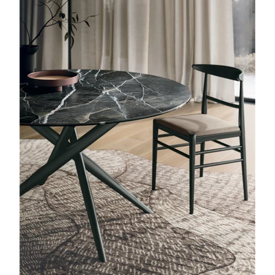 Tiffany Round étkezőasztal (039 Calacatta Black matt kerámia asztallap; füstfekete váz; 140 cm-es átmérőjű fix változat) és Louis szék
