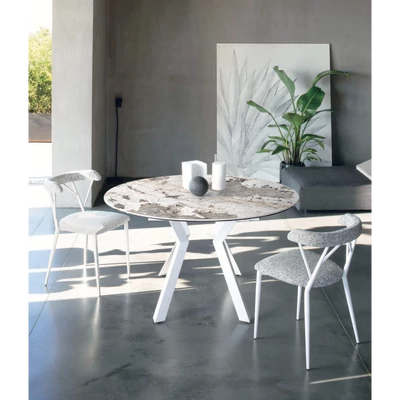 Zoe Round étkezőasztal (075 Patagonia Tundra kerámia asztallap; gipszfehér váz; 140 cm-es átmérőjű fix változat) és Ofra szék