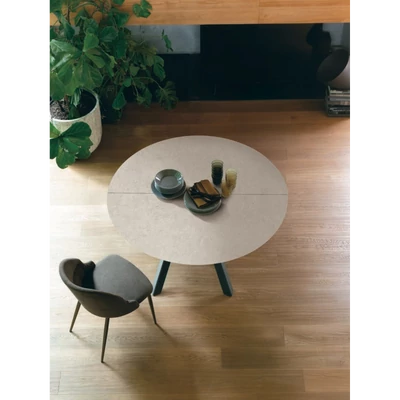 Zoe Round étkezőasztal (világos mész strukturált matt asztallap; antracit váz; 140 cm-es átmérőjű bővíthető változat) és Jasmine szék