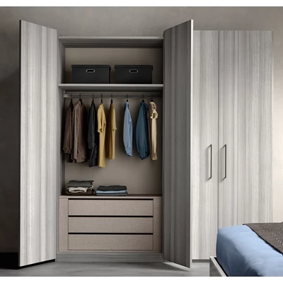 Szekrény belseje extra kiegészítőkkel